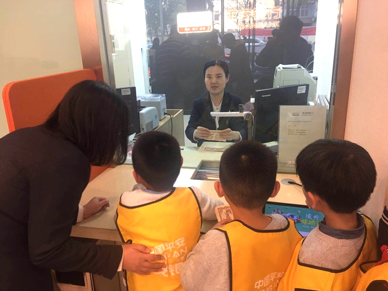 济南市历山双语学校孩子们今天过了一把“银行家”的瘾