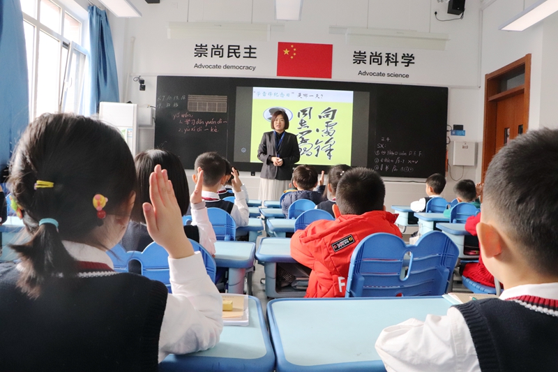 让雷锋精神在校园蔚然成风