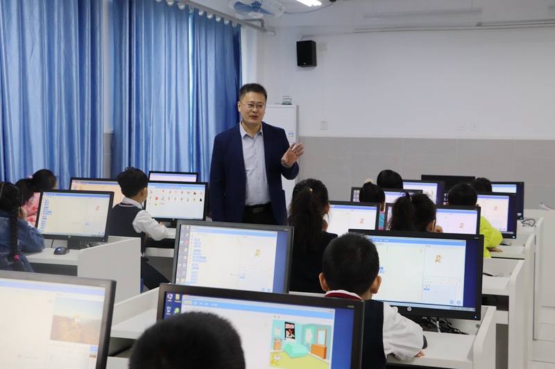 沙场“春”点兵，教学共相长 -------骨干教师展风采  引领教师促成长