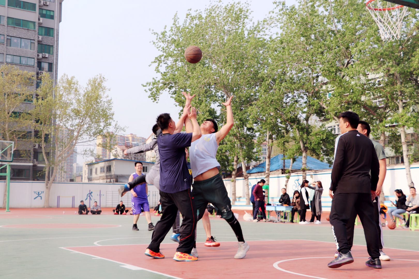 篮球传友谊，家校促和谐——历山双语学校第一节家校篮球联谊赛
