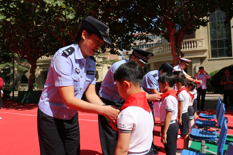 这个入队仪式有点暖—— 历山双语学校举行一年级入队仪式